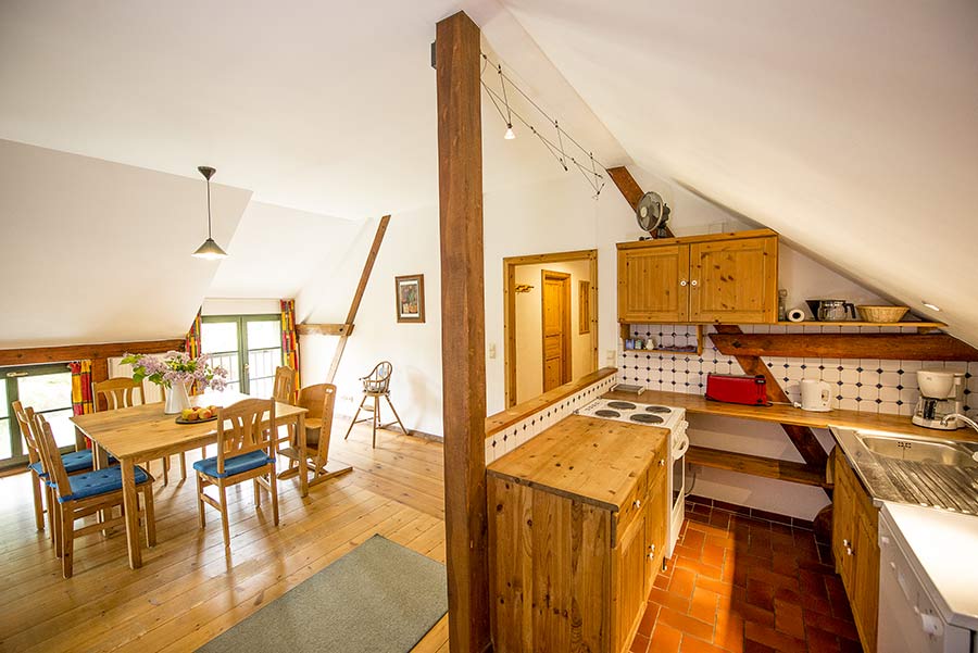 Helle, vollständig ausgestattete Küche