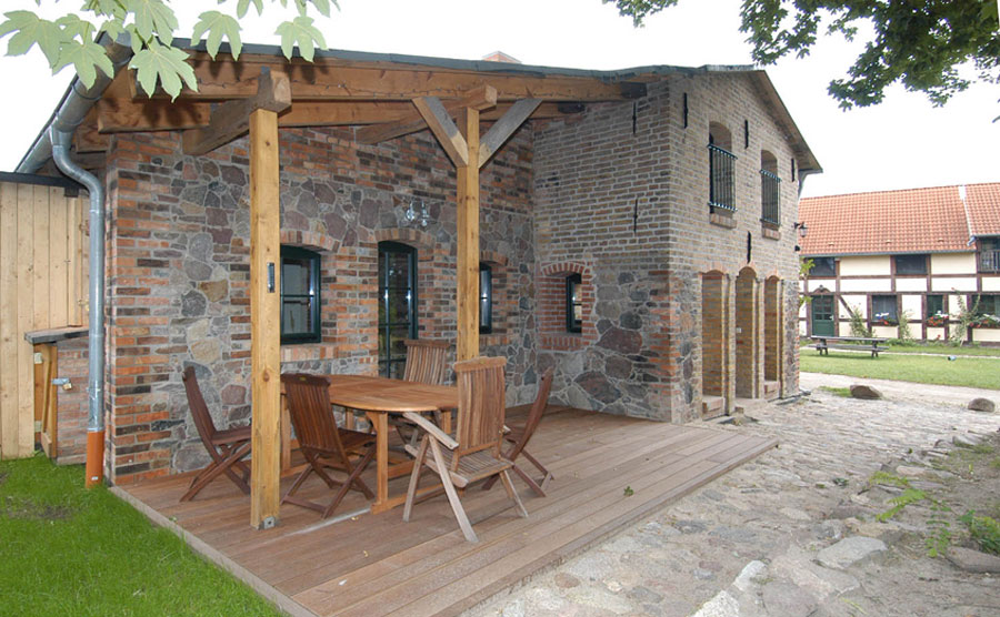Terrasse mit Tisch und Blick über Wiese